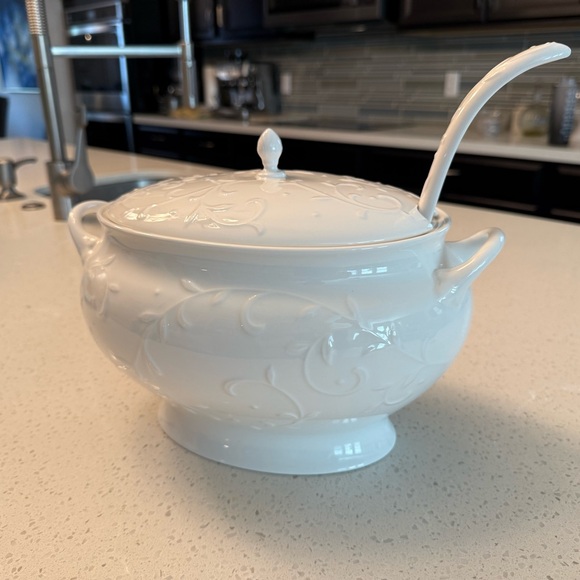 Lenox White Serveware Tureen - Picture 3 of 5